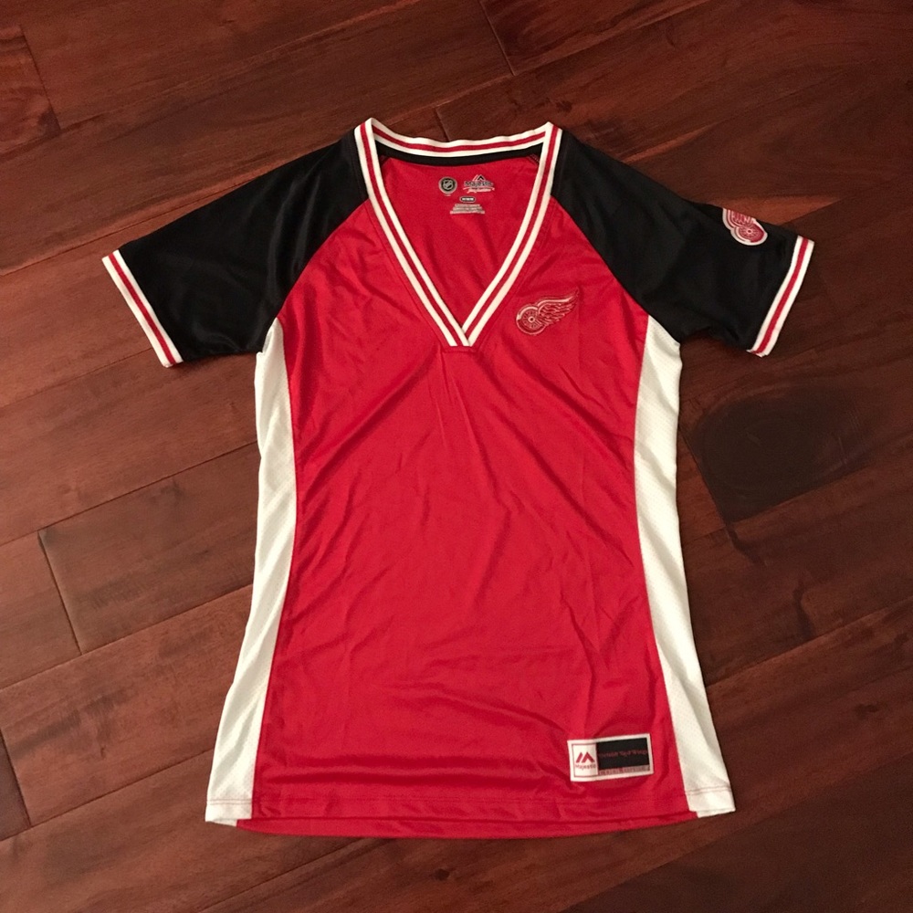 New Detroit Red Wings women’s NHL 🏒 Hockey tee!